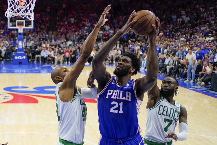 Joel Embiid(中)。圖片來源：達志影像