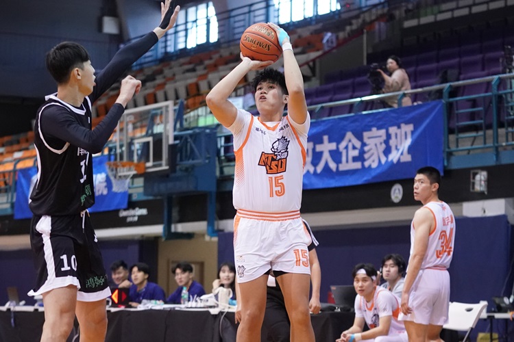 廖偉皓(中)。圖片來源：大專體總