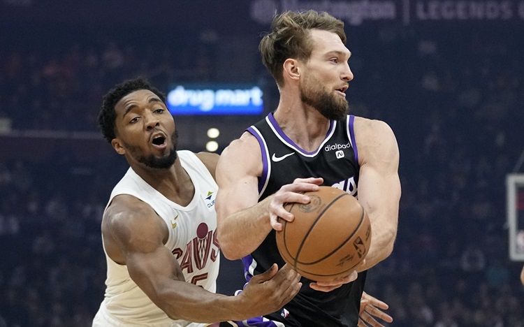Mitchell(左)Sabonis(右)。圖片來源：達志影像