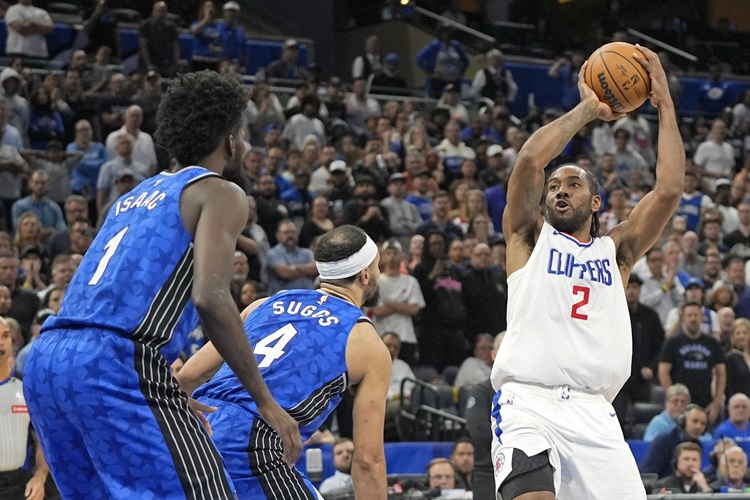 Kawhi Leonard(右)。圖片來源：達志影像