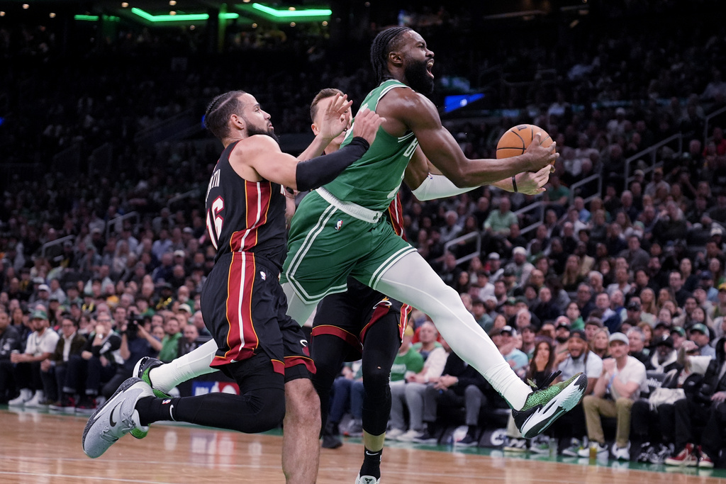 Jaylen Brown(中)。圖片來源：達志影像