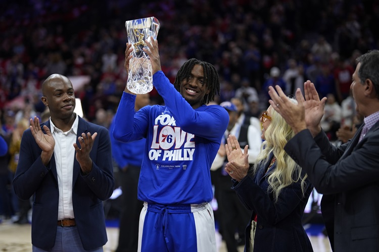 Tyrese Maxey(中)獲得年度進步獎。圖片來源：達志影像