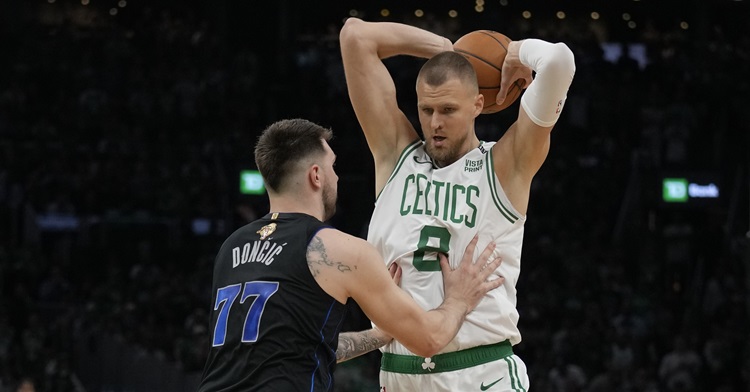Kristaps Porzingis(右)。圖片來源：達志影像