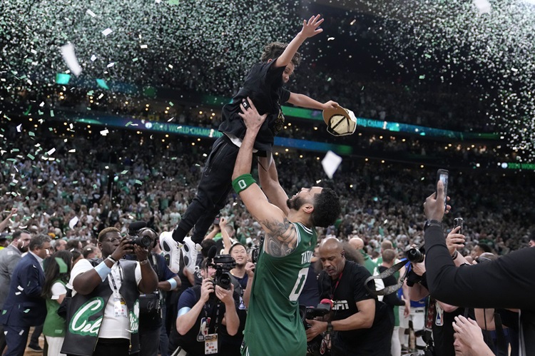 Jayson Tatum(中)。圖片來源：達志影像