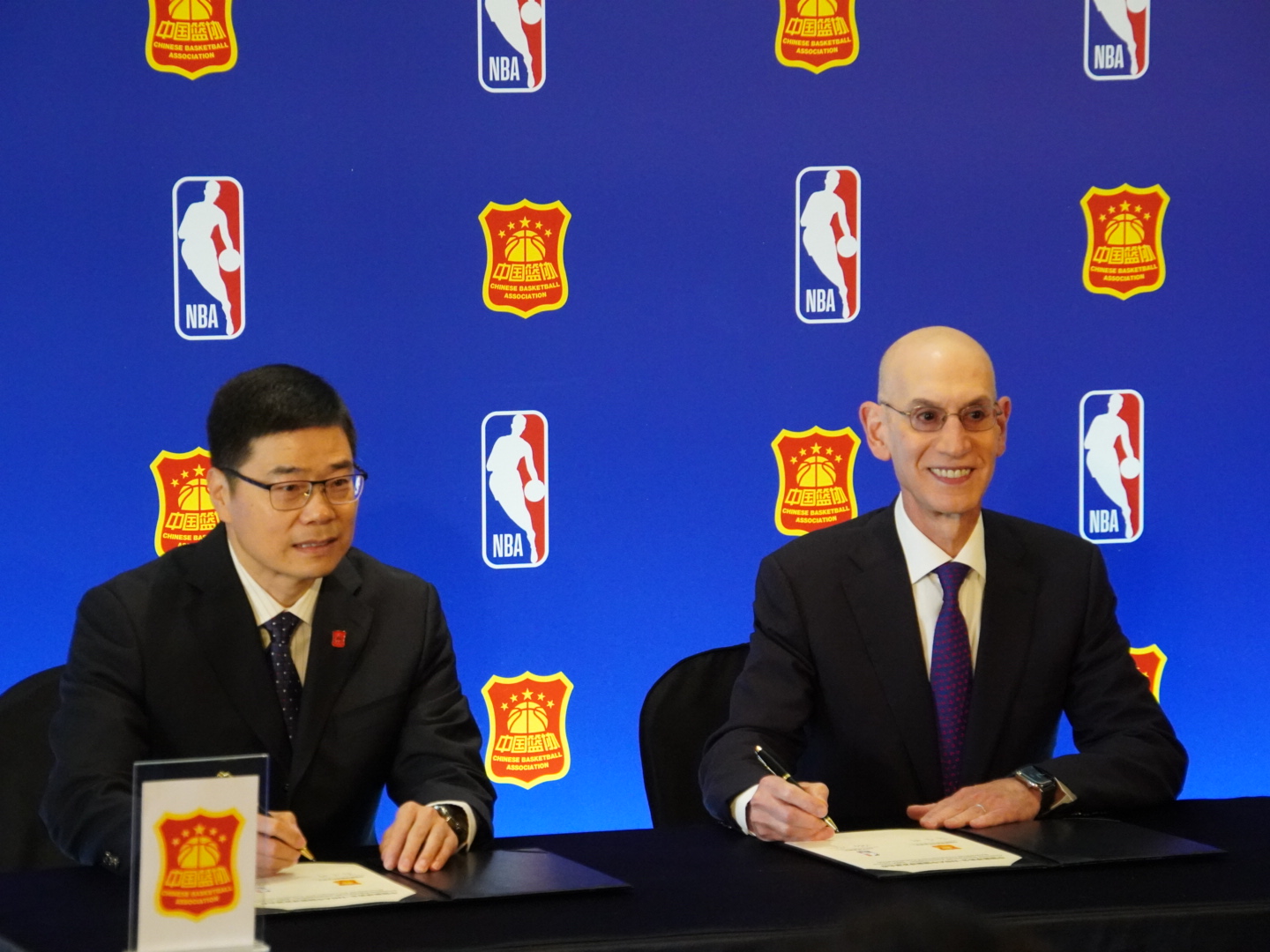 中國籃球協會主席郭振明與NBA主席Adam Silver簽署合作協議。圖片來源：記者李升愷／攝