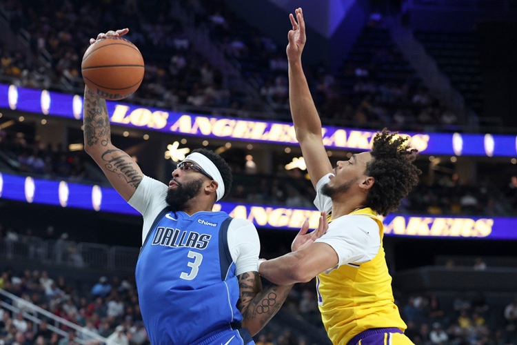 獨行場下半場不讓了　Anthony Davis續打逆轉湖人
