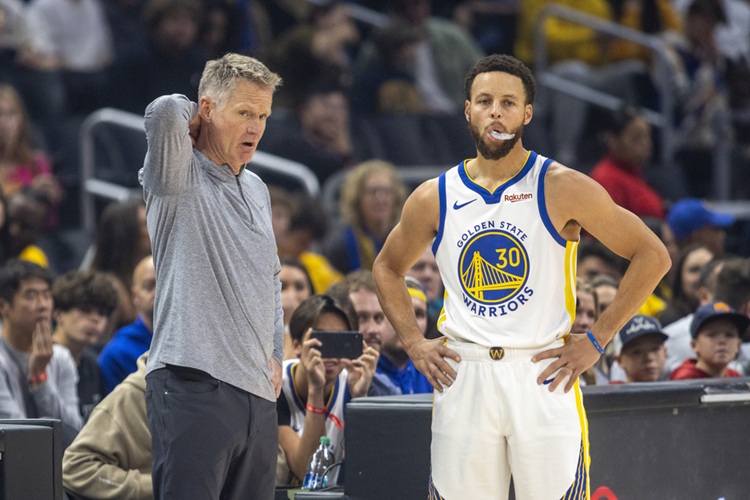 Stephen Curry(右)Steve Kerr(左)。圖片來源:達志影像