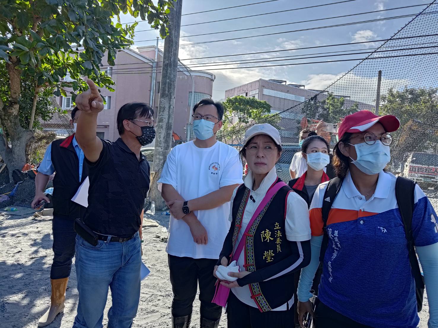 運動部鄭世忠次長與立法院陳瑩委員今(2)日至光復國中傾聽黃建榮校長於棒球場說明受損情形。