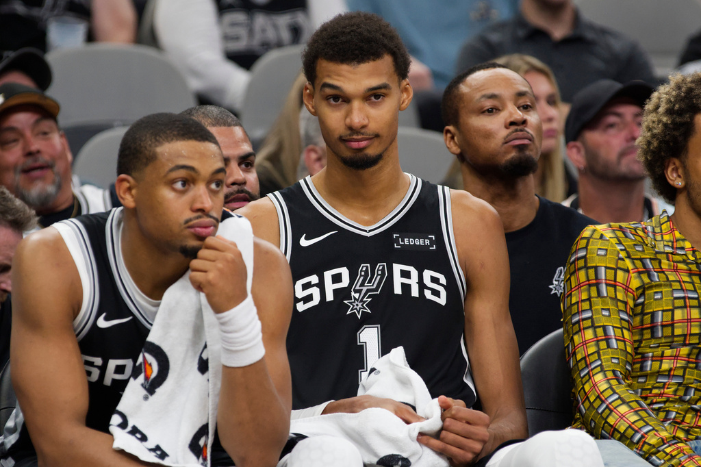 「被灌也是比賽的一部分」！　Wembanyama幽默回應成「海報配角」畫面