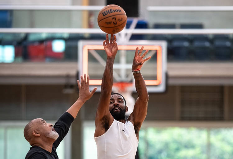 Kyrie Irving(右)。圖片來源：達志影像