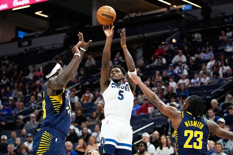 Pascal Siakam(左)Anthony Edwards(中)。圖片來源：達志影像