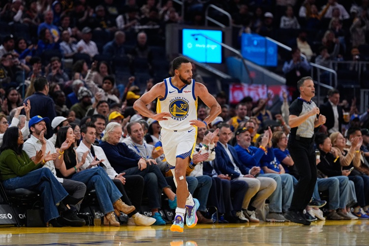 Stephen Curry(中)。圖片來源：達志影像