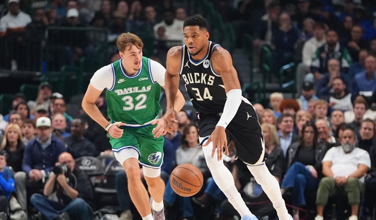 字母哥(右)Cooper Flagg(左)。圖片來源：達志影像