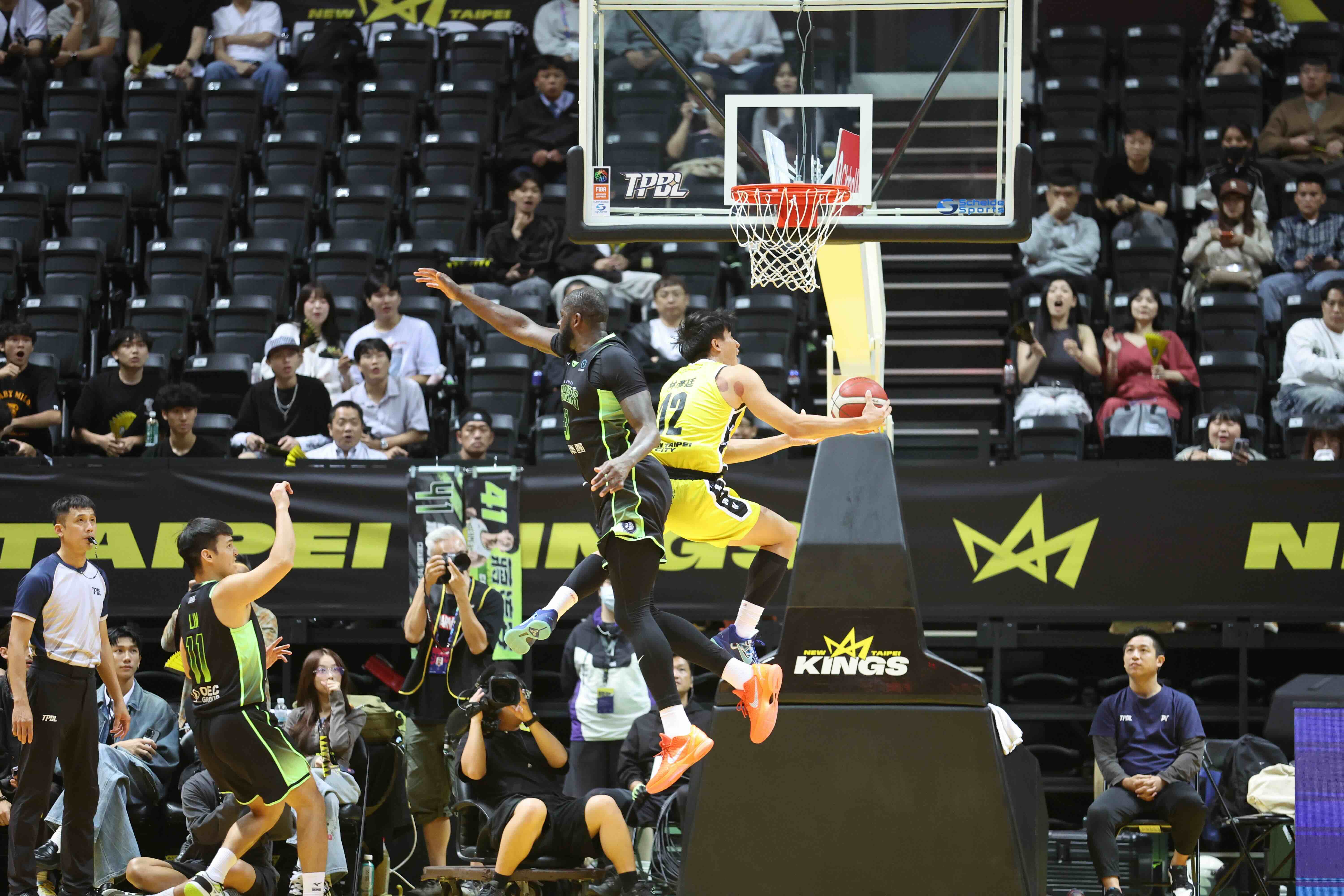 林彥廷上演空中大拉桿美技，技驚四座。圖片來源：TPBL