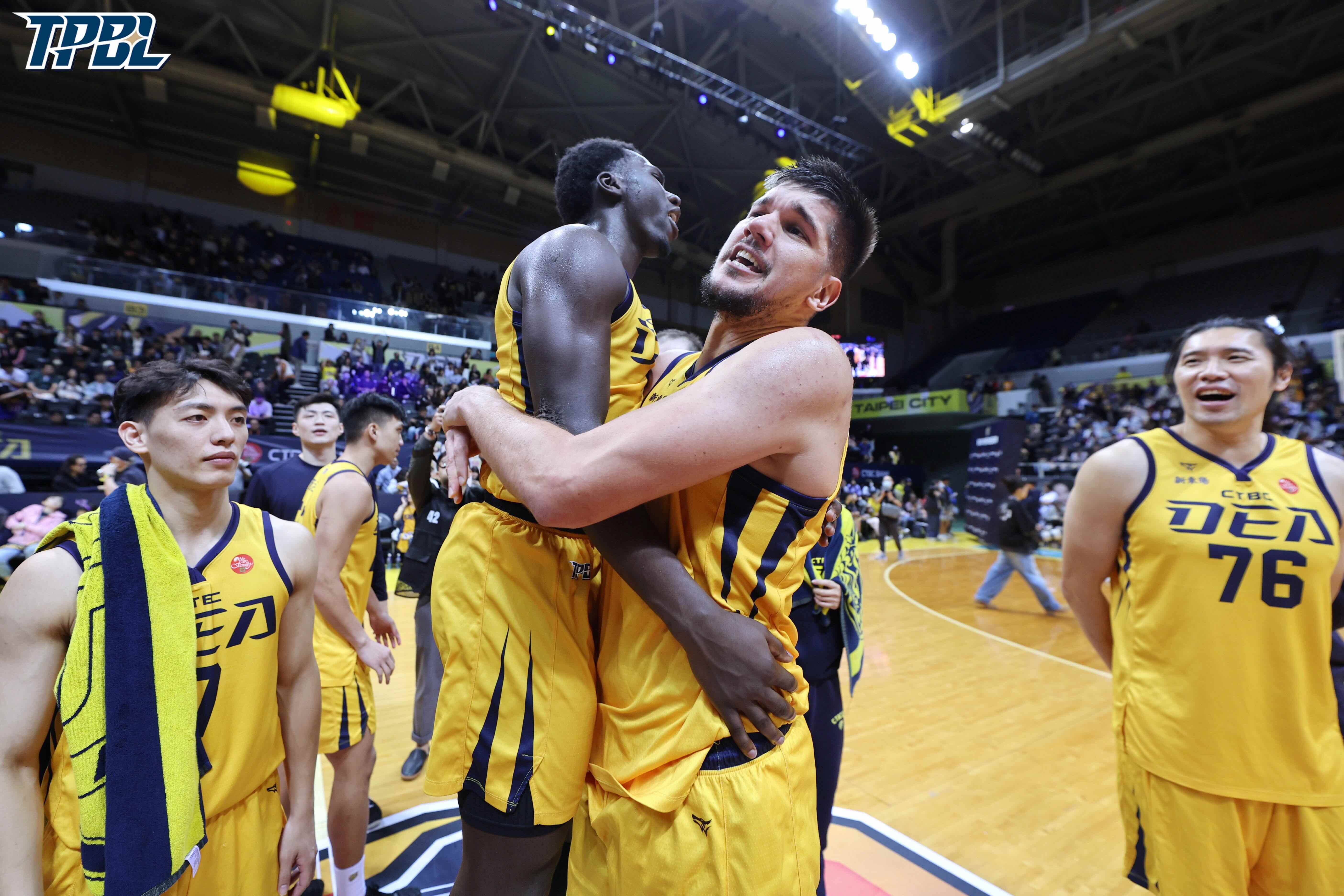 TPBL》擋住夢想家下半場反撲  馬克、阿巴西賽後互相說謝謝