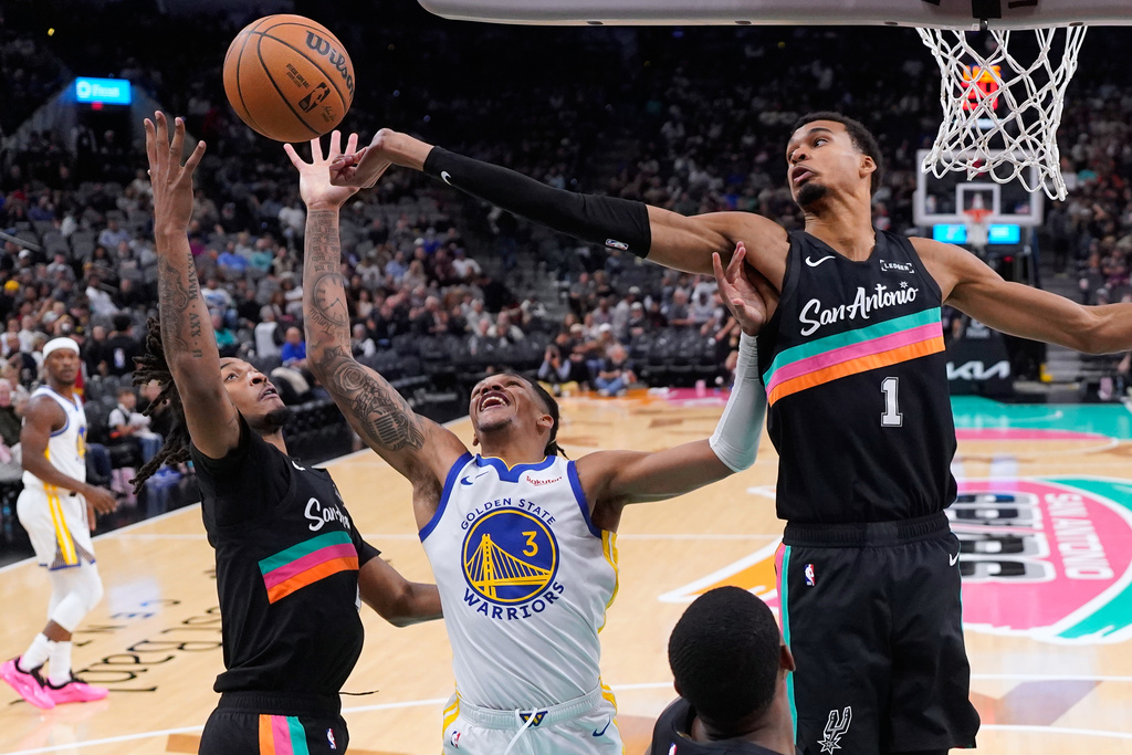 Wembanyama(圖右)與Castle同場完成大三元。圖片來源:達志影像