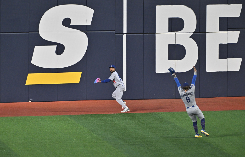 世界大賽》道奇命大！菜鳥外野手關鍵判斷促成場地規則二壘打 藍鳥教頭傻眼：超倒楣