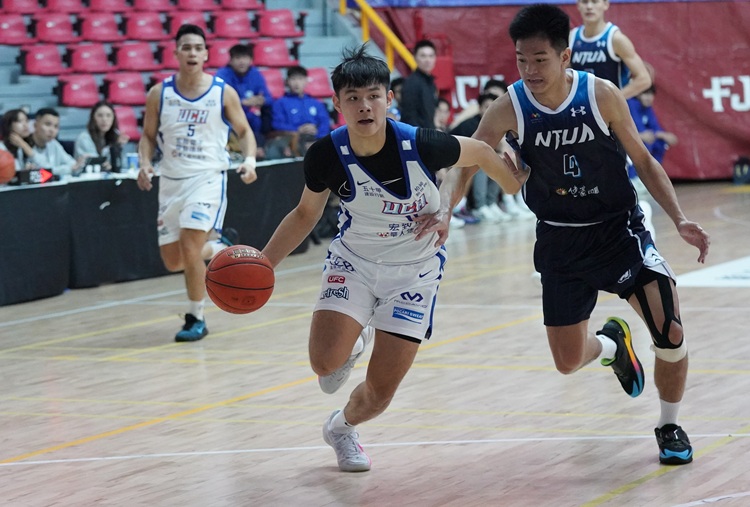 王鼎鈞(中)。圖片來源：大專體總