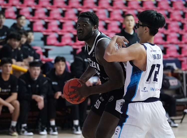 UBA》政大克服首節落後擊敗臺藝　開季4連勝仍未逢敵手