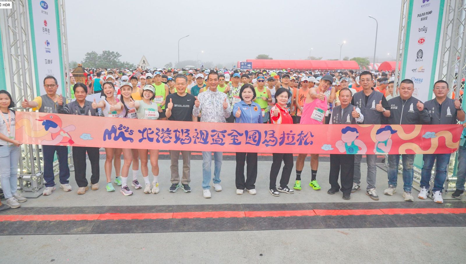 路跑》萬人奔跑紅毯！2025北港媽祖盃全國馬拉松熱血登場 跑者鑽轎腳祈福、信仰與文化感動全場