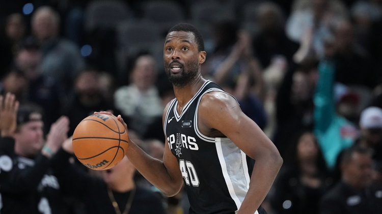 NBA快訊》馬刺砍進11記3分球　上半場領先鵜鶘20分