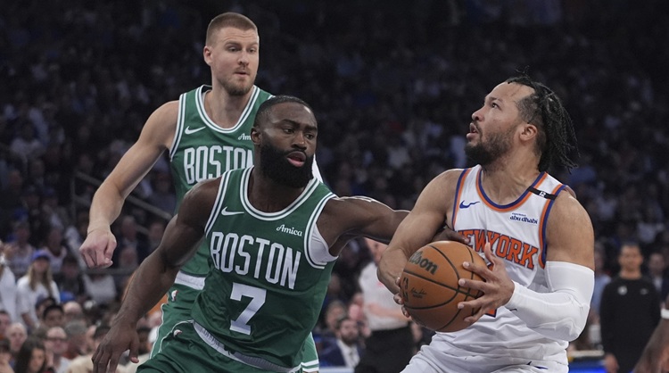 Kristaps Porzingis(後)只打11分鐘。圖片來源：達志影像