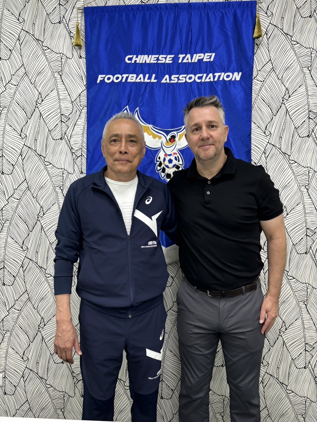 Gary White(右)將卸下男足總教練之位。圖片來源：中華民國足球協會提供