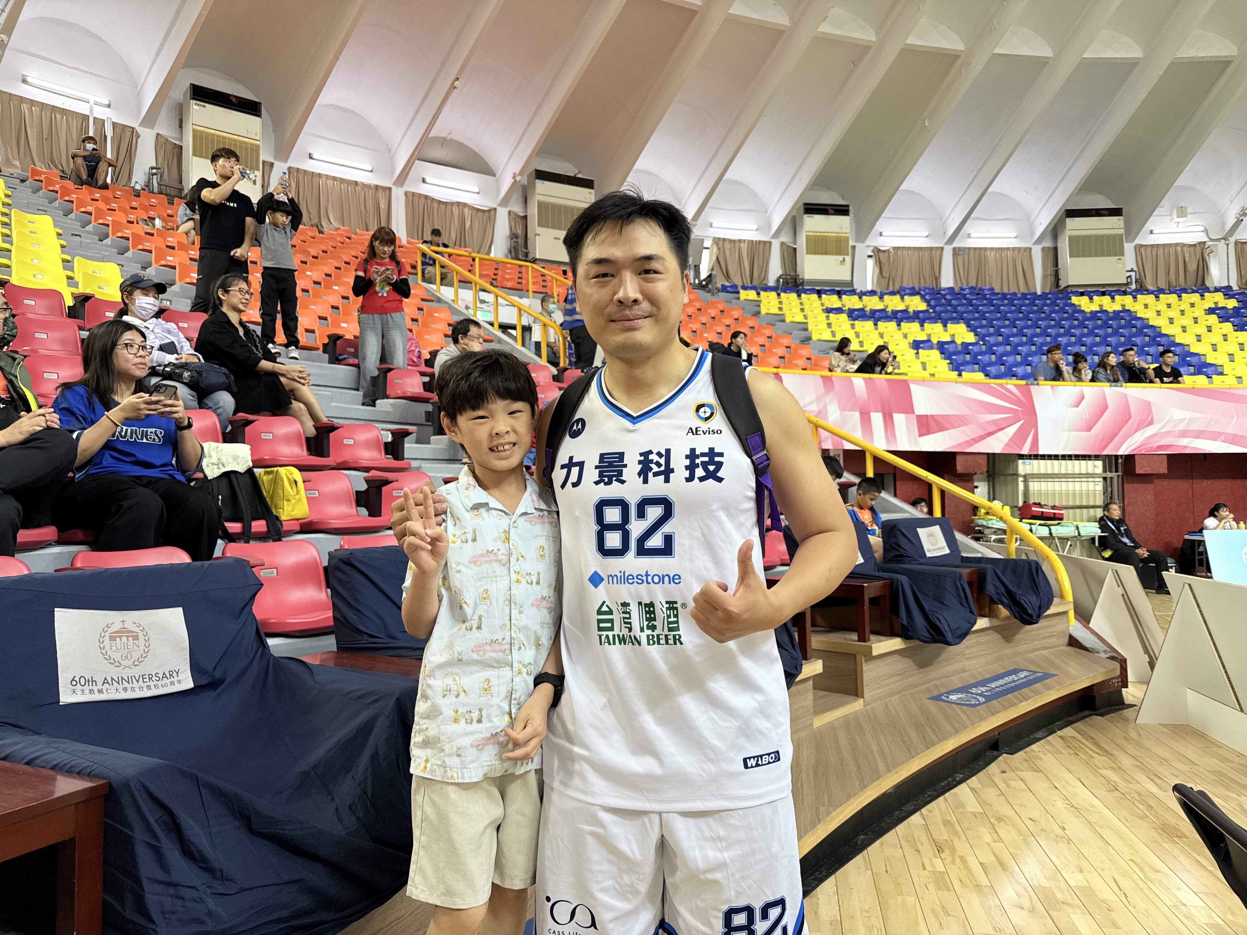 臺啤力景召集人兼隊長吳敏賢與兒子合影。圖片來源：李升愷／攝