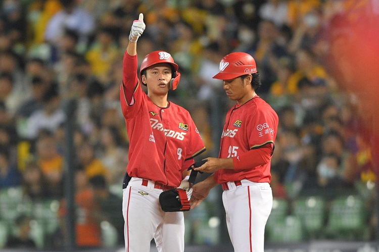 逆轉你的逆轉！味全11局狂攻4分甩中信糾纏　14比10中止三連敗