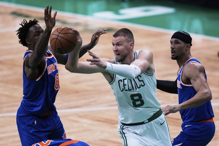 Kristaps Porzingis(中)。圖片來源：達志影像
