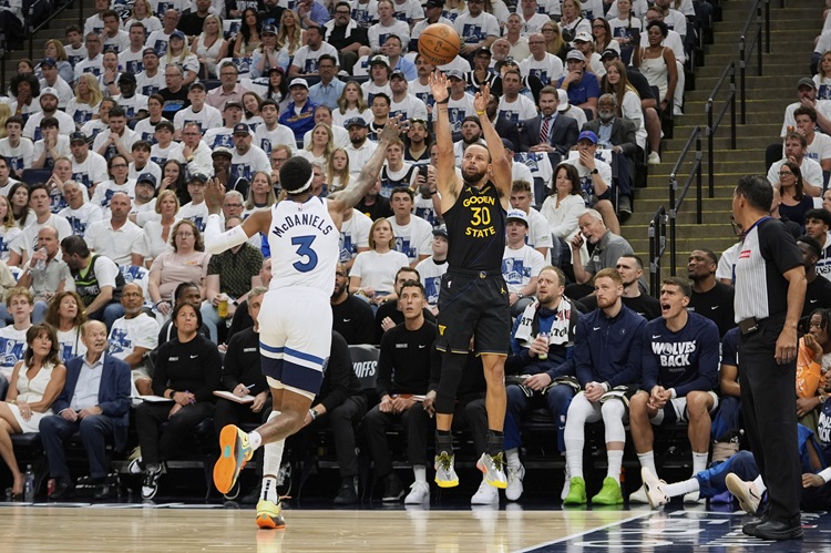 Stephen Curry(右)。圖片來源：達志影像