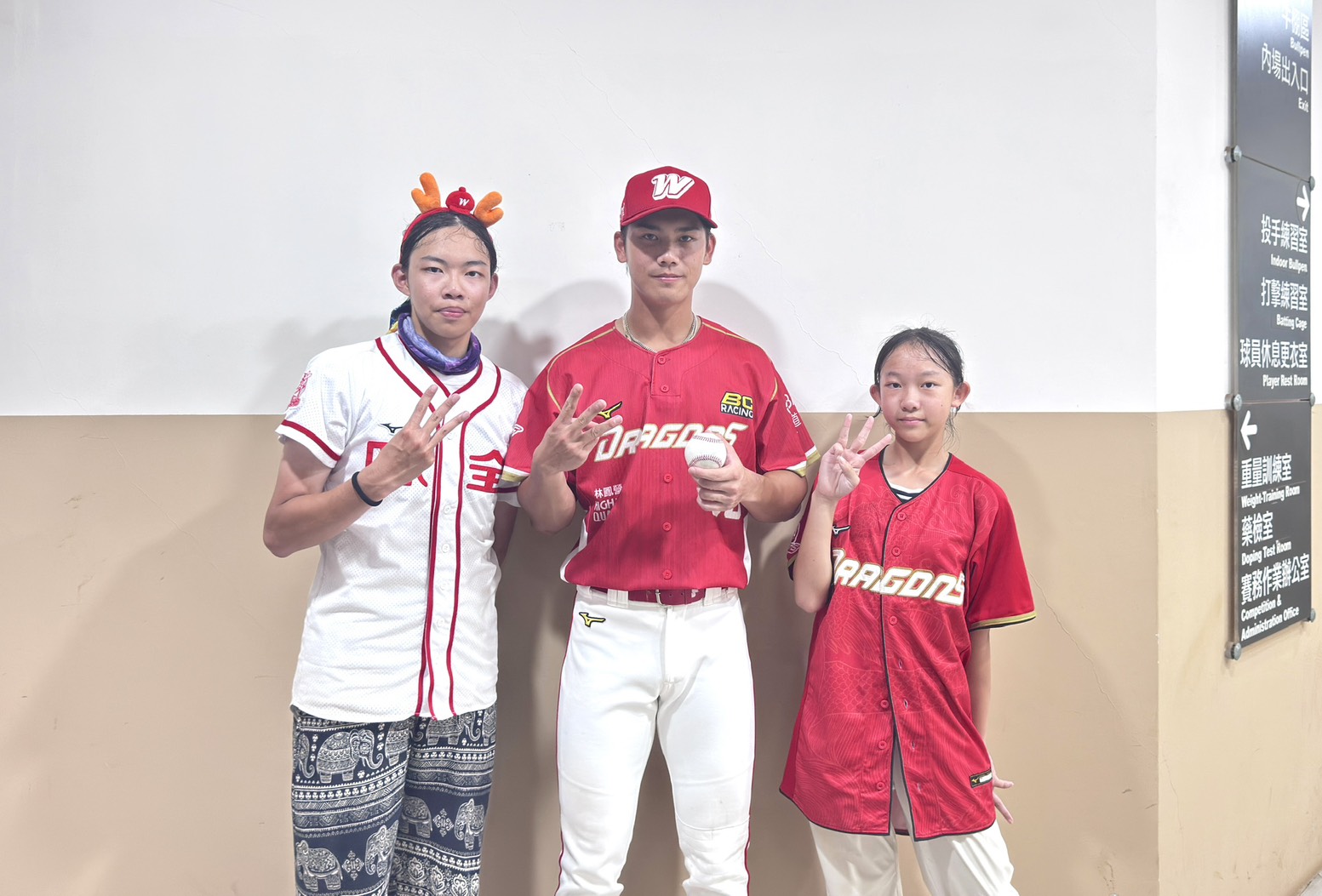 味全球迷主動送回曾聖安首轟球。圖片來源：味全龍提供