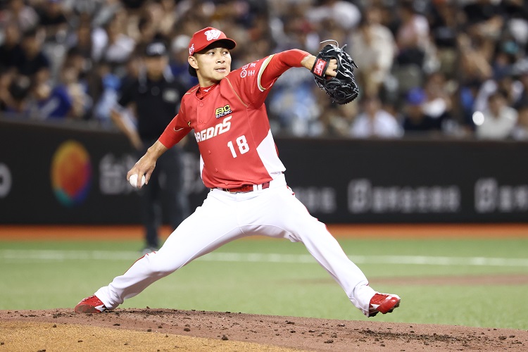 徐若熙原先主投8.2局仍無失分，可惜再見失誤讓他苦吞敗投且「完投完封」夢碎。圖片來源：味全龍