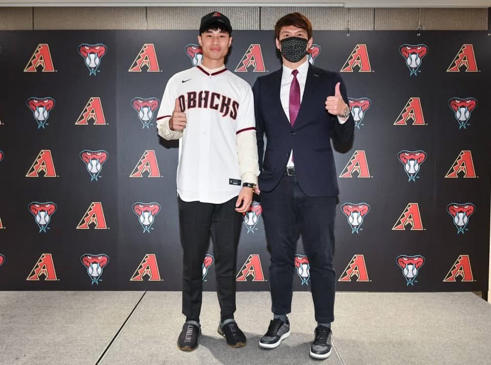 林昱珉2021年底確定加盟響尾蛇，加盟記者會上與緯來主播張立群合影。圖：緯來特派採訪團提供