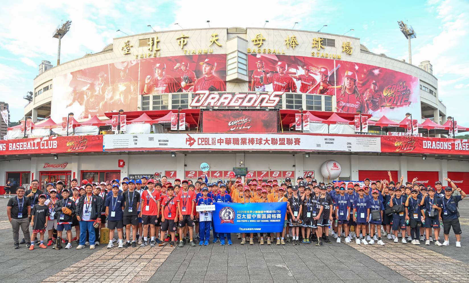 少棒小選手到天母棒球場觀戰。圖片來源：中華民國棒球協會提供