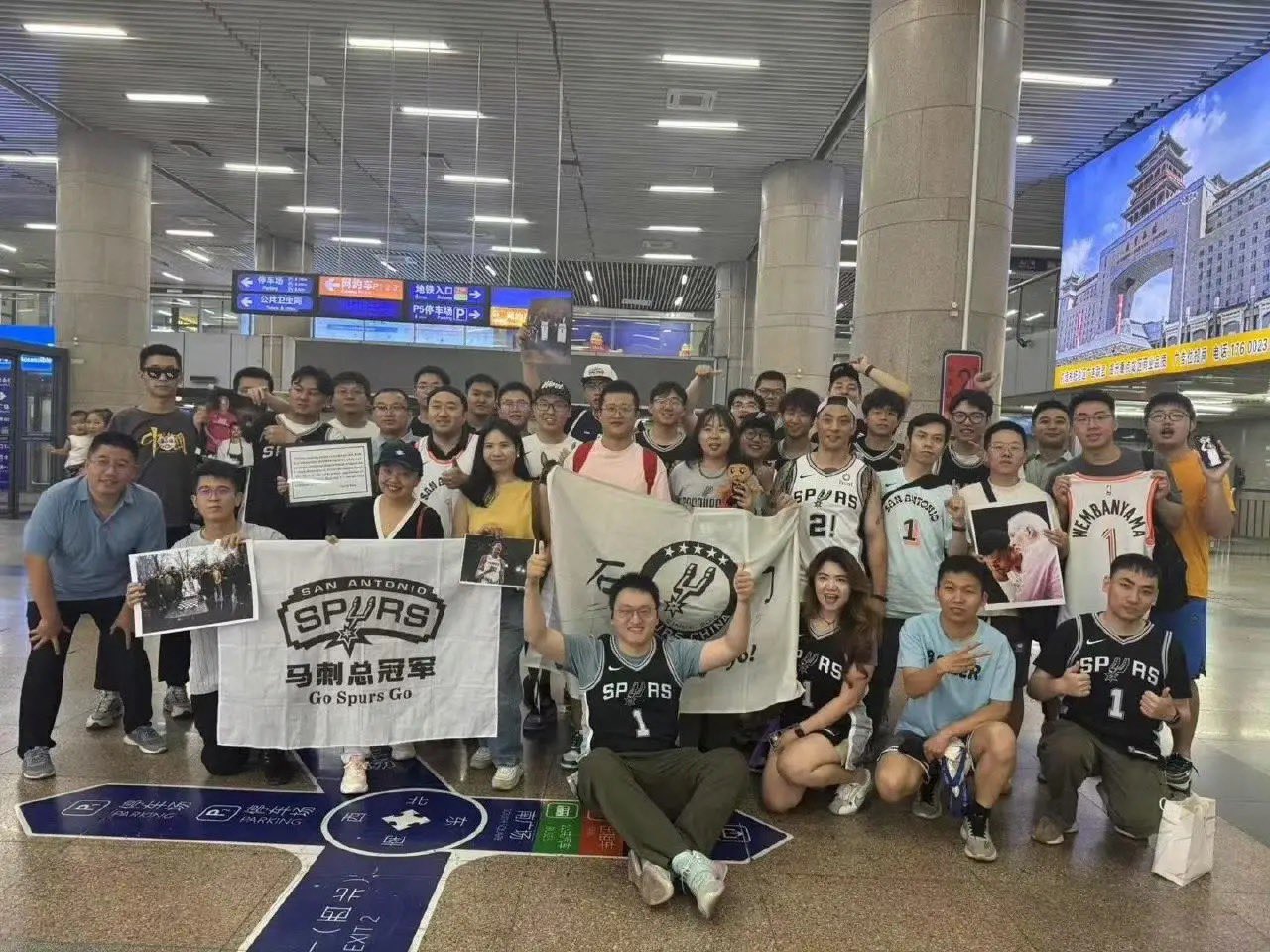 大批球迷身穿馬刺隊一號球衣聚集在北京車站守候。圖片來源： EnmingHuang X