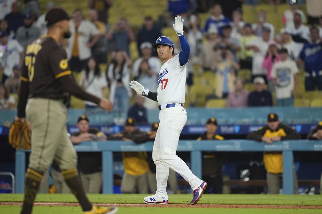 縱使大谷被對手砸到，但仍相當有風度地與隊友揮揮手表示「我沒事」。圖片來源：達志影像