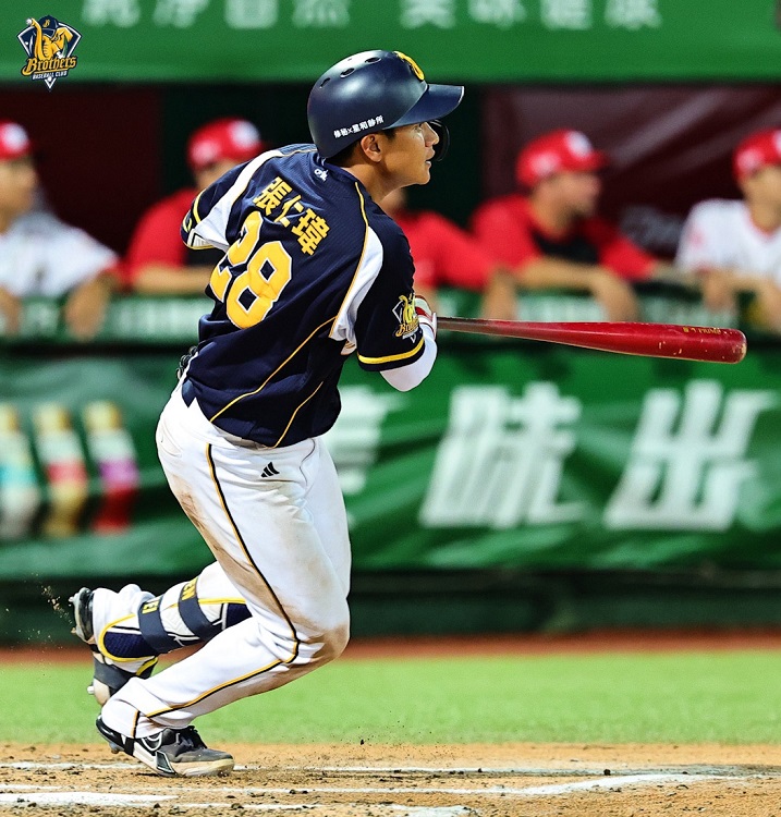 本場比賽取代江坤宇鎮守游擊大關的張仁瑋於7上有關鍵一擊的表現。圖片來源:中信兄弟