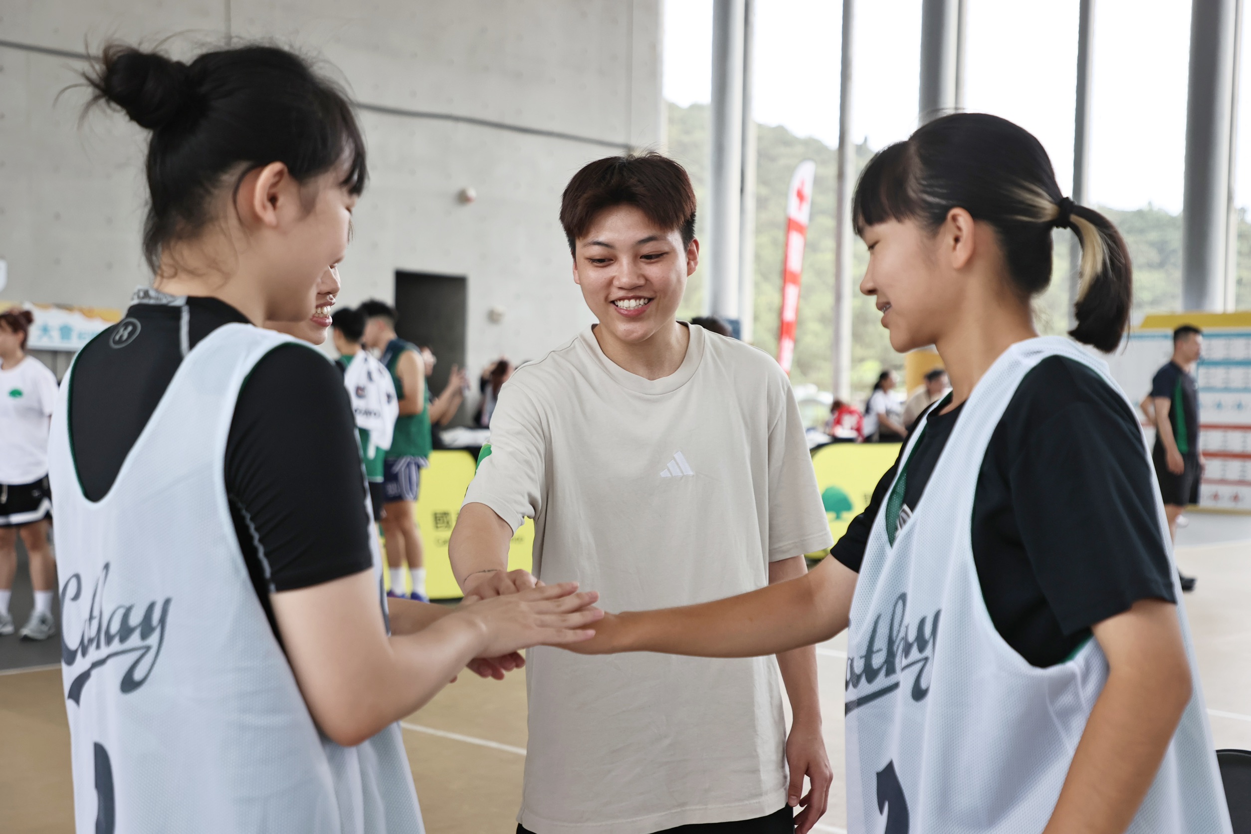 8位國泰女籃的現役球員擔任一日教練。圖片來源：國泰金控提供