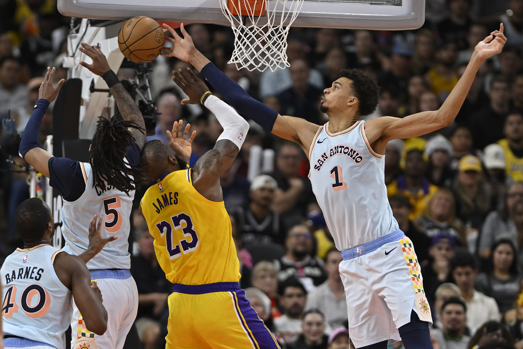 Victor Wembanyama蓋LeBron James火鍋。圖片來源：達志影像資料照