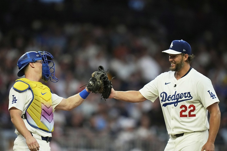 Clayton Kershaw(右)只投2人次就退場。圖片來源：達志影像