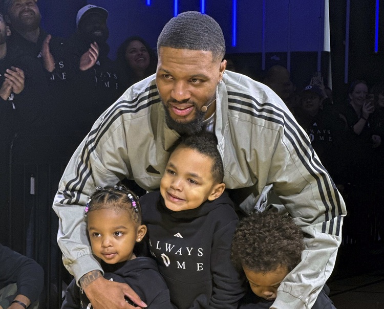 Damian Lillard(上)與他的3個小孩。圖片來源：達志影像