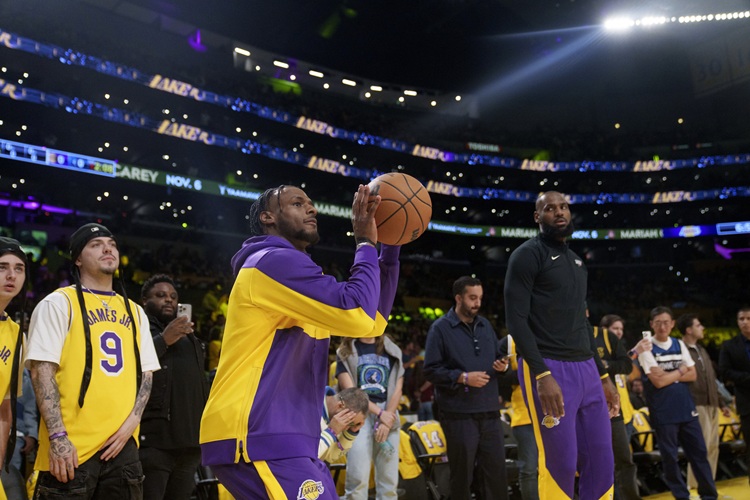 Bronny James(中)LeBron James(右)。圖片來源：達志影像