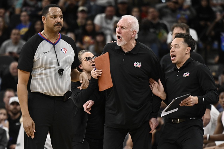 Gregg Popovich(中)Mitch Johnson(右)。圖片來源：達志影像