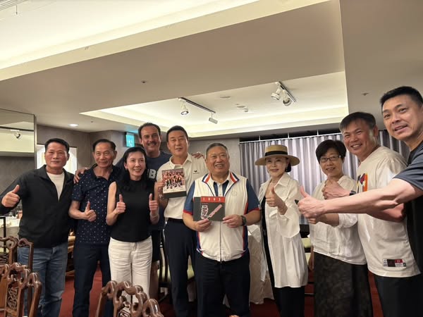 宏國籃球隊聚餐。文大培臉書