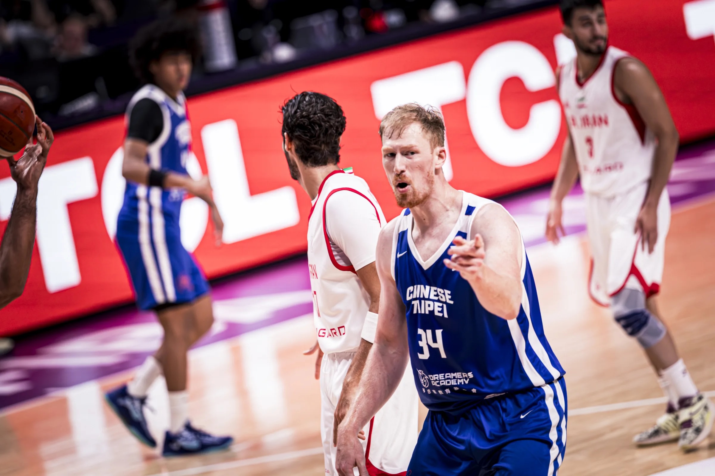 高柏鎧下半場陷入犯規麻煩，是中華遭逆轉主因之一。圖片來源：FIBA