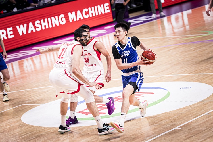 林庭謙(右)。圖片來源：FIBA ASIA