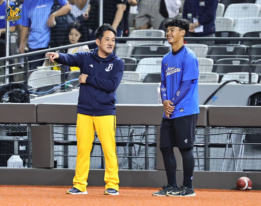中信兄弟總教練平野惠一與富邦悍將陳愷佑圖片來源：達志影像