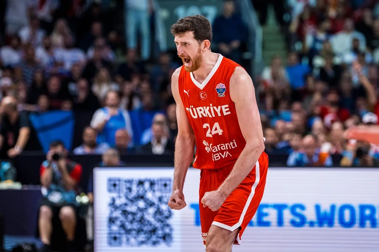 Osmani在關鍵四強轟進國家隊生涯新高的28分。圖片來源:FIBA