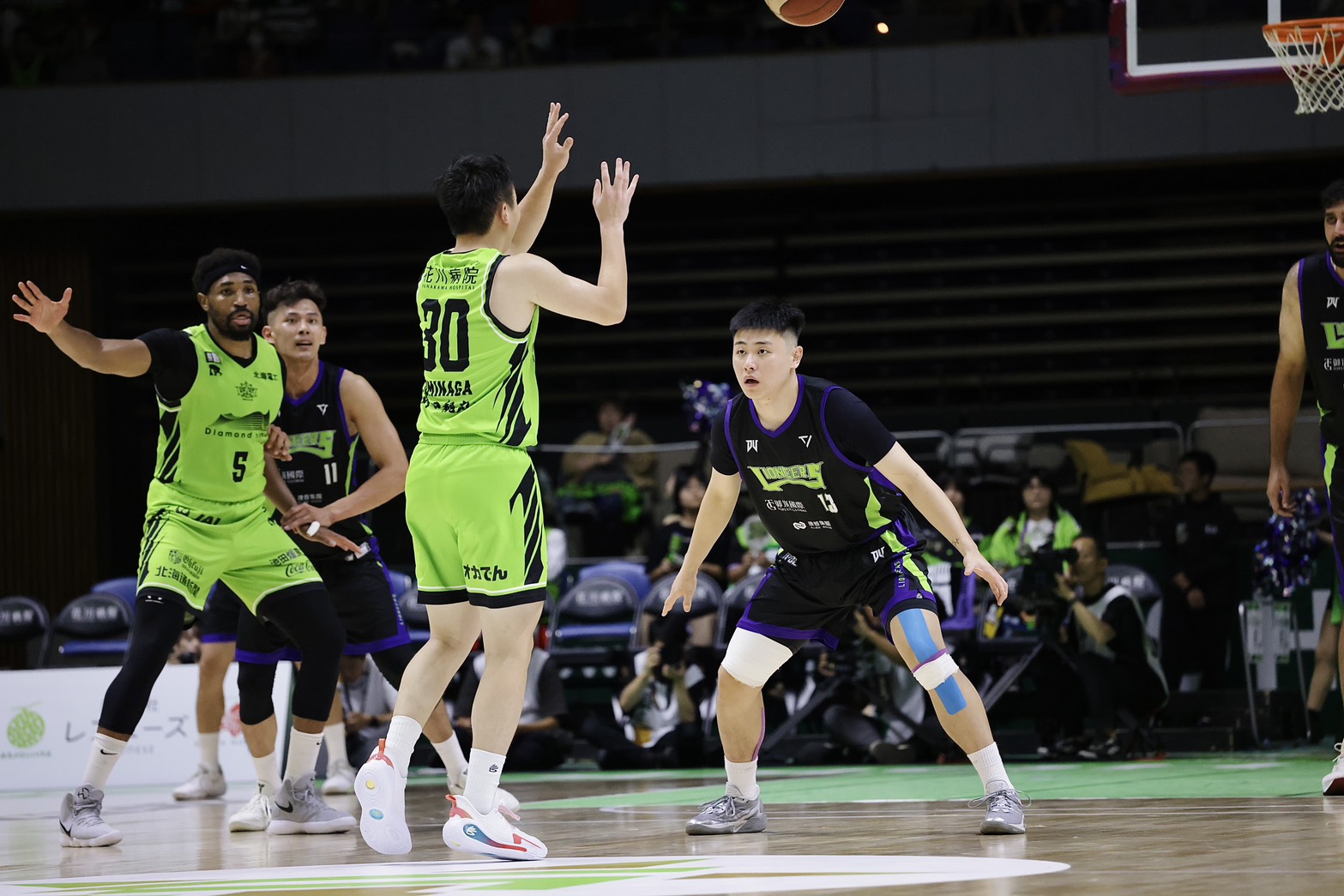 劉承勳披上攻城獅戰袍的職業首戰，可惜不敵對手敗下陣來。圖片來源：攻城獅